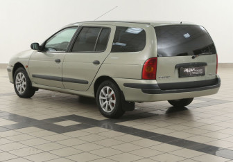 Подержанный автомобиль Renault Megane Wagon 2000 года (2 фото)