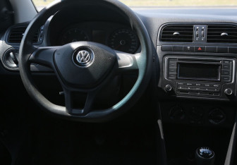 Подержанный автомобиль Volkswagen Polo Sedan 2015 года (14 фото)