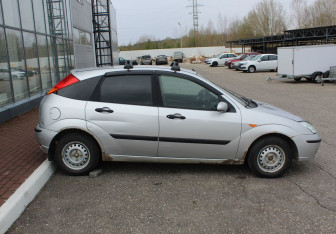 Подержанный автомобиль Ford Focus Sedan 2003 года (8 фото)