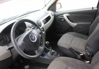 Подержанный автомобиль Renault Logan Sedan 2010 года (10 фото)