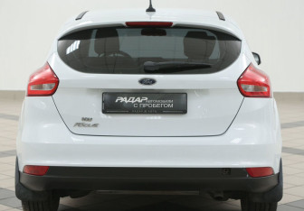 Подержанный автомобиль Ford Focus Hatchback 2017 года (3 фото)