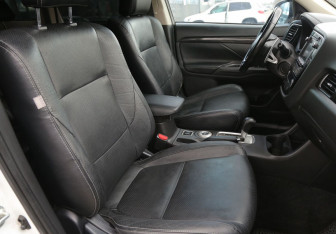 Подержанный автомобиль Mitsubishi Outlander 2015 года (10 фото)