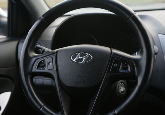 Подержанный автомобиль Hyundai Solaris Hatchback 2015 года (16 фото)