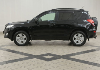 Подержанный автомобиль Toyota RAV4 2011 года (7 фото)