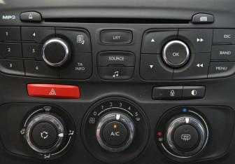 Подержанный автомобиль Citroen C4 Hatchback 2011 года (15 фото)