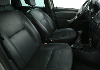 Подержанный автомобиль Renault Duster 2012 года (10 фото)