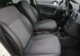 Подержанный автомобиль Opel Corsa 2011 года (10 фото)