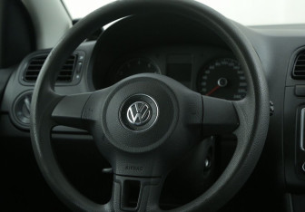 Подержанный автомобиль Volkswagen Polo Sedan 2013 года (16 фото)