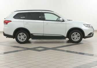 Подержанный автомобиль Mitsubishi Outlander 2022 года (5 фото)