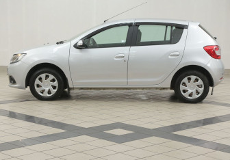 Подержанный автомобиль Renault Sandero 2015 года (7 фото)