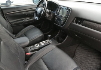 Подержанный автомобиль Mitsubishi Outlander 2015 года (9 фото)