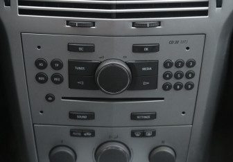 Подержанный автомобиль Opel Astra Sedan 2012 года (13 фото)