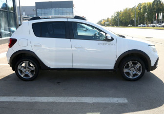 Подержанный автомобиль Renault Sandero 2019 года (7 фото)