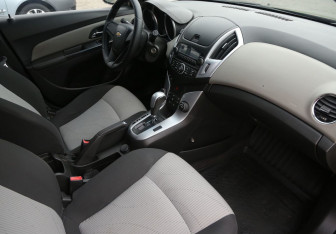 Подержанный автомобиль Chevrolet Cruze Hatchback 2013 года (9 фото)