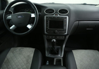 Подержанный автомобиль Ford Focus Wagon 2006 года (12 фото)