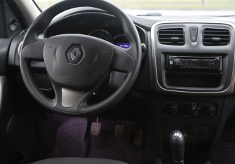 Подержанный автомобиль Renault Logan Sedan 2015 года (14 фото)