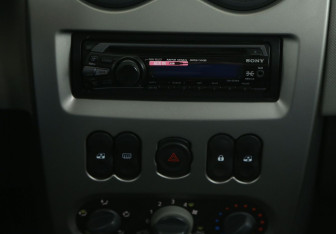 Подержанный автомобиль Renault Sandero 2011 года (13 фото)