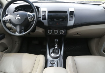 Подержанный автомобиль Mitsubishi Outlander 2010 года (12 фото)