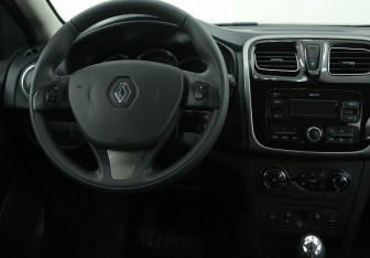 Подержанный автомобиль Renault Sandero 2018 года (14 фото)