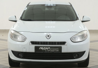Подержанный автомобиль Renault Fluence 2011 года (6 фото)