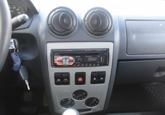 Подержанный автомобиль Renault Logan Sedan 2005 года (13 фото)