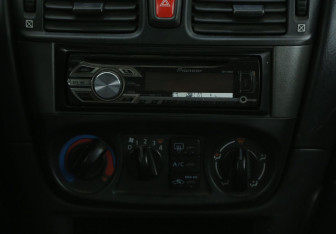 Подержанный автомобиль Nissan Almera Hatchback 2005 года (13 фото)