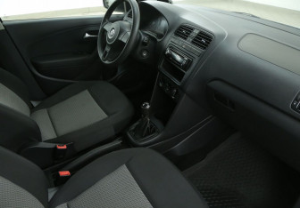 Подержанный автомобиль Volkswagen Polo Sedan 2013 года (9 фото)