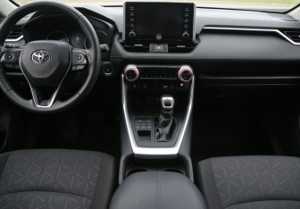 Подержанный автомобиль Toyota RAV4 2020 года (12 фото)
