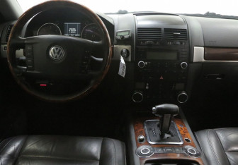 Подержанный автомобиль Volkswagen Touareg 2005 года (6 фото)
