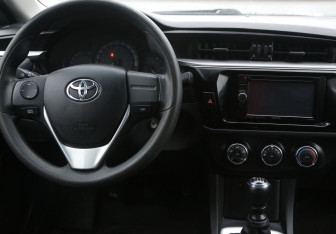 Подержанный автомобиль Toyota Corolla Sedan 2013 года (14 фото)