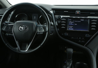 Подержанный автомобиль Toyota Camry Sedan 2018 года (14 фото)