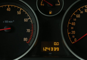 Подержанный автомобиль Opel Astra Sedan 2012 года (18 фото)