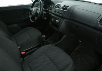 Подержанный автомобиль Skoda Fabia Hatchback 2011 года (9 фото)
