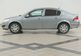 Подержанный автомобиль Opel Astra Sedan 2012 года (7 фото)
