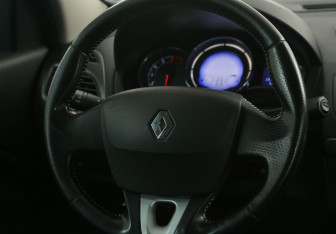 Подержанный автомобиль Renault Fluence 2013 года (16 фото)