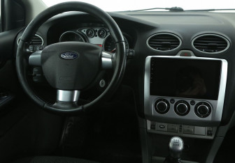 Подержанный автомобиль Ford Focus Hatchback 2011 года (14 фото)