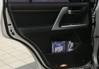 Подержанный автомобиль Toyota Land Cruiser Suv 2013 года (25 фото)