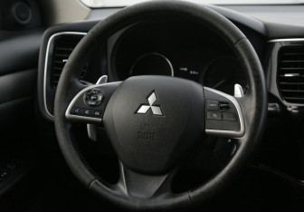 Подержанный автомобиль Mitsubishi Outlander 2012 года (16 фото)