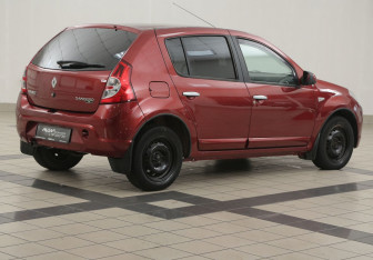 Подержанный автомобиль Renault Sandero 2010 года (4 фото)