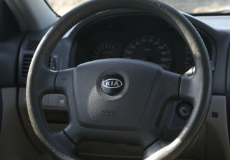 Подержанный автомобиль Kia Cerato Sedan 2006 года (16 фото)