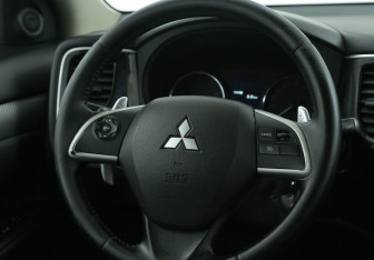 Подержанный автомобиль Mitsubishi Outlander 2012 года (16 фото)