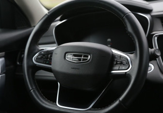 Подержанный автомобиль Geely Atlas Pro 2023 года (16 фото)