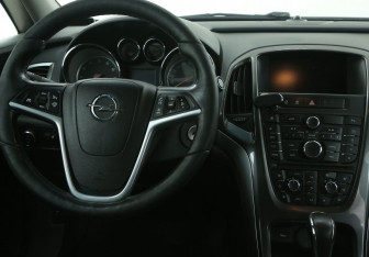 Подержанный автомобиль Opel Astra Sedan 2014 года (14 фото)