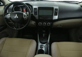 Подержанный автомобиль Mitsubishi Outlander 2008 года (12 фото)