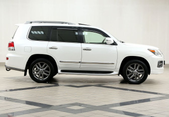 Подержанный автомобиль Lexus LX 2012 года (5 фото)