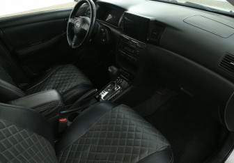 Подержанный автомобиль Toyota Corolla Hatchback 2004 года (9 фото)