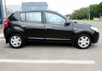 Подержанный автомобиль Renault Sandero 2011 года (7 фото)