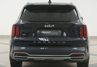 Подержанный автомобиль Kia Sorento 2022 года (3 фото)