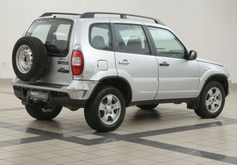 Подержанный автомобиль Chevrolet Niva 2011 года (4 фото)
