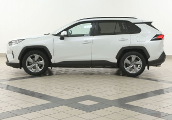 Подержанный автомобиль Toyota RAV4 2020 года (7 фото)